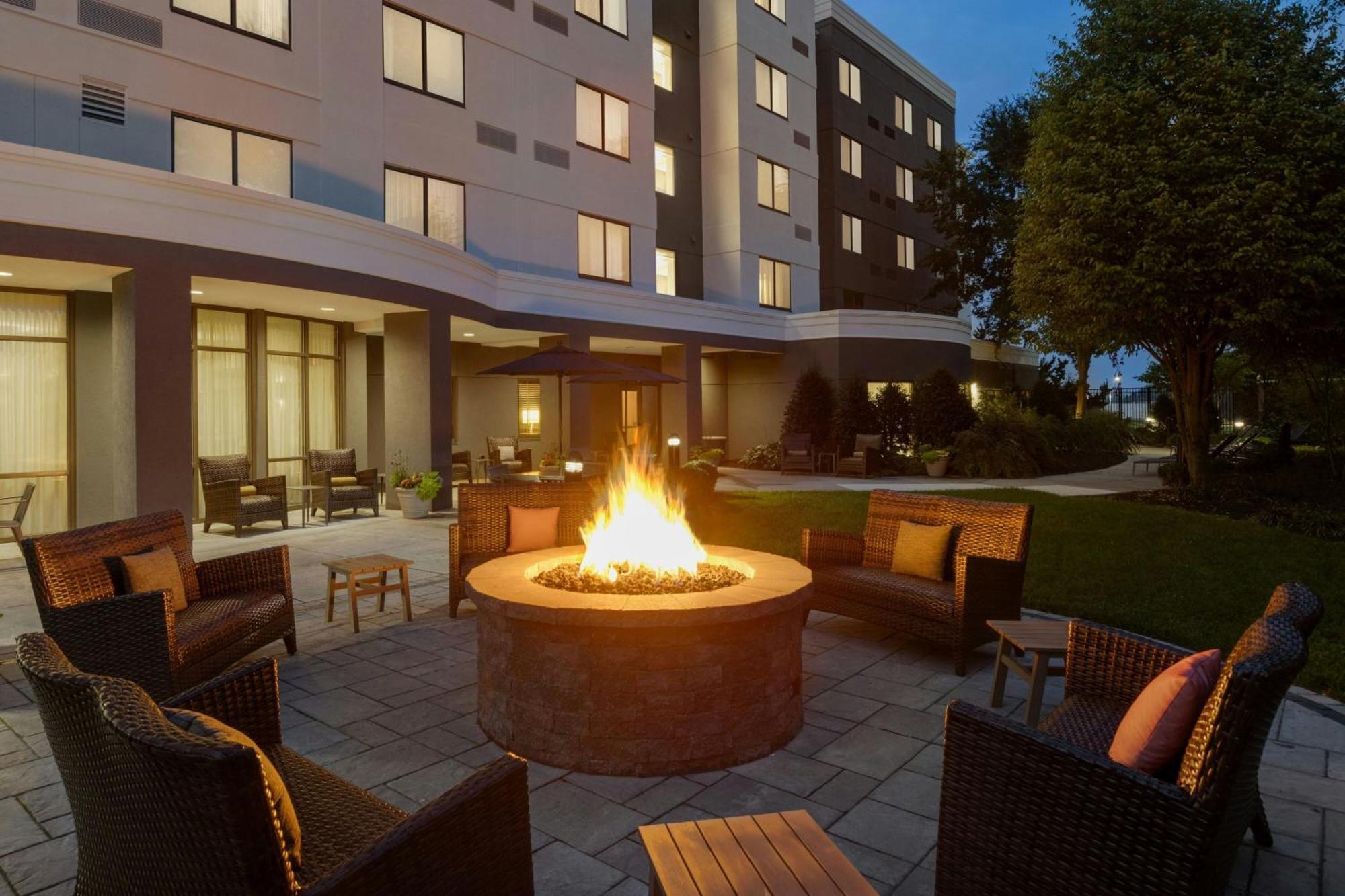 Courtyard Lancaster Hotel Fertility Kültér fotó
