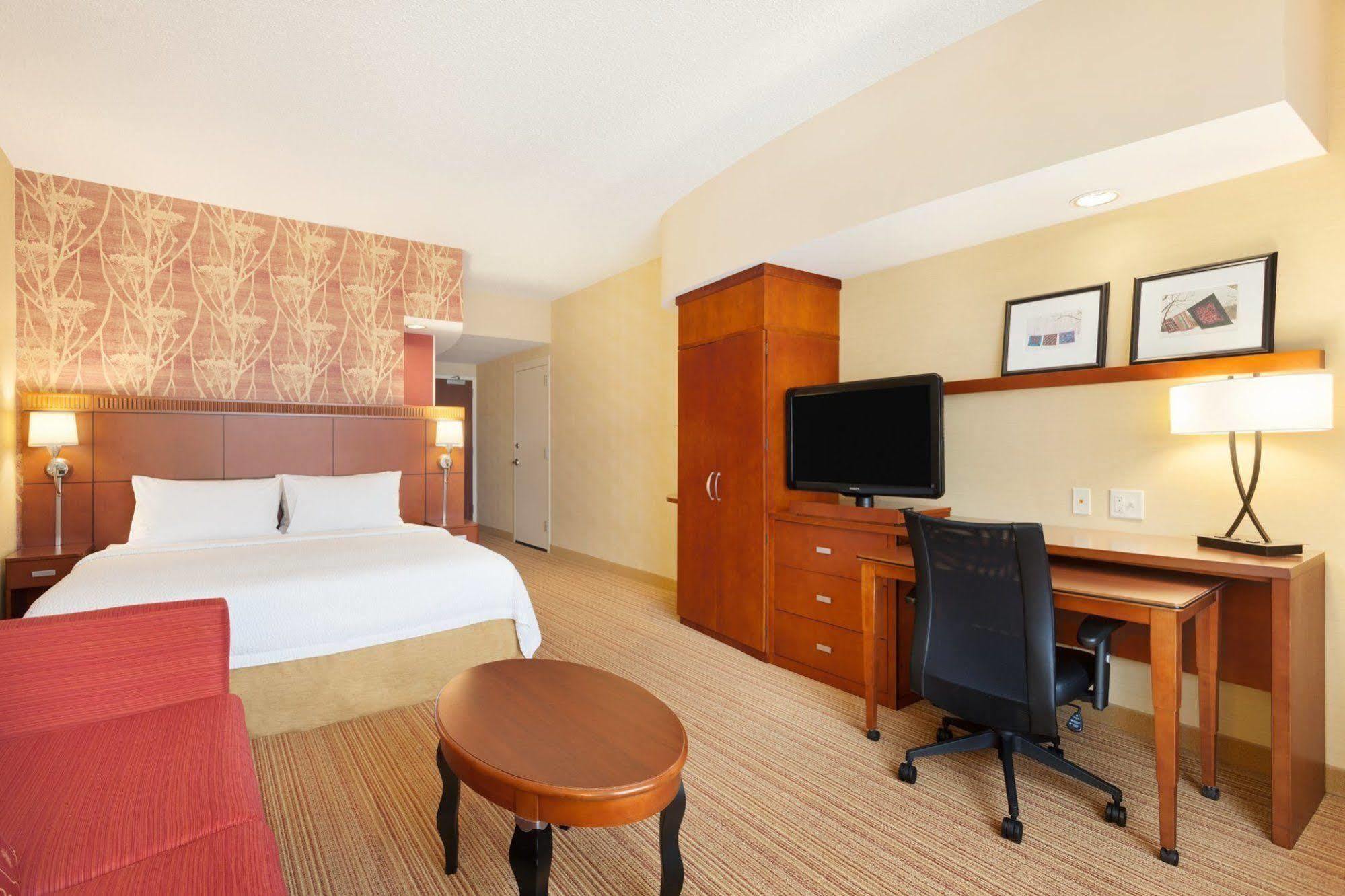Courtyard Lancaster Hotel Fertility Kültér fotó